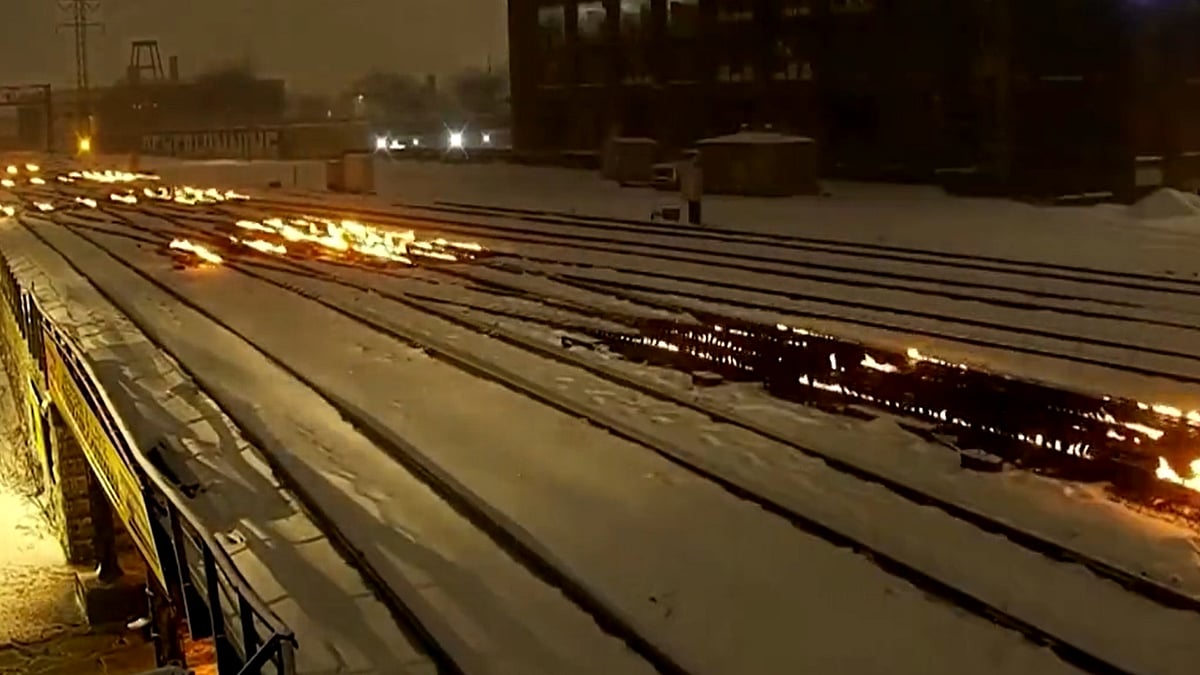 Chicago train tracks put on fire to beat freezing cold; See Pics